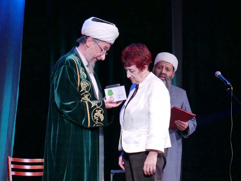 Председатель районной Думы Людмила Готкис получает медаль от муфлия Абдуль-.jpg