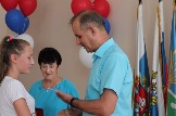 Главный документ гражданина России вручают глава района Е.А. Баранов…