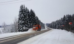 На дорогах области в усиленном режиме убирают снег