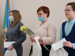 Администрация Камышловского района поощрила волонтеров подарком и премией