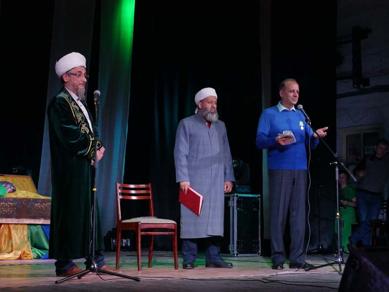 Глава района Евгений Баранов после получения медали от Уральского муфлията.jpg